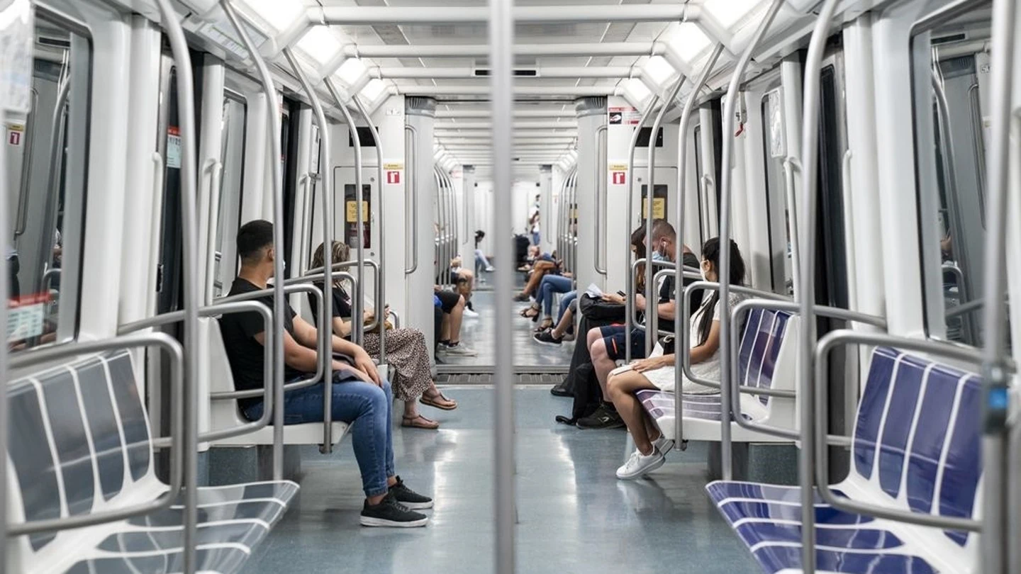 Imagen de archivo de pasajeros en el metro. Imagen de archivo de pasajeros en el metro.