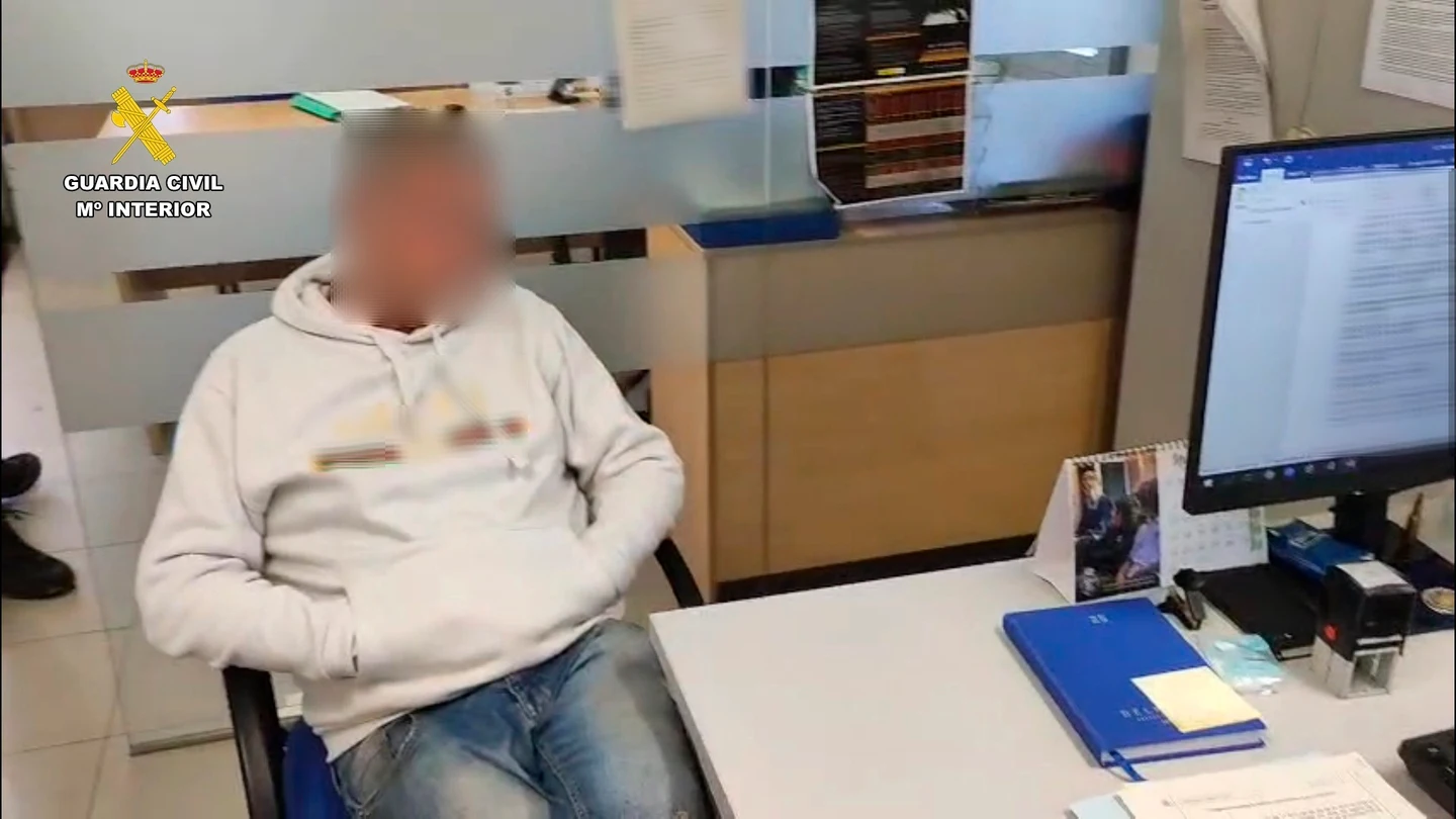 Un hombre finge su propio secuestro. Un hombre finge su propio secuestro.
