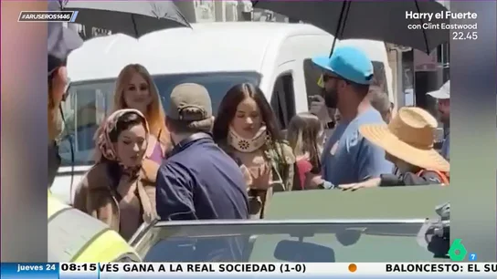 Rosalía sorprende al aparecer con collarín en el rodaje de la serie Euphoria Rosalía sorprende al aparecer con collarín en el rodaje de la serie Euphoria