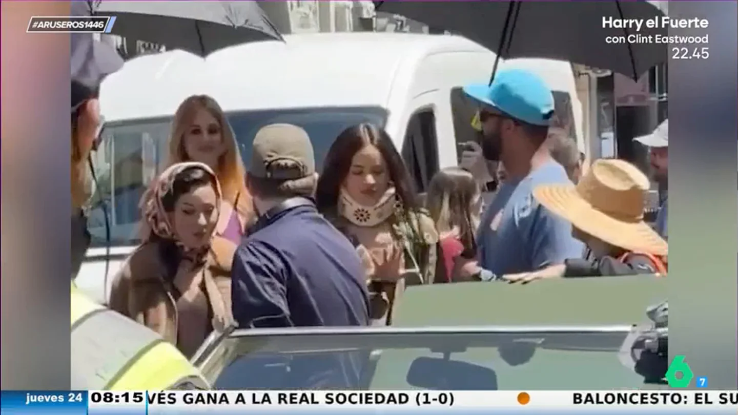 Rosalía sorprende al aparecer con collarín en el rodaje de la serie Euphoria Rosalía sorprende al aparecer con collarín en el rodaje de la serie Euphoria
