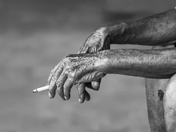 Persona mayor fumando Persona mayor fumando