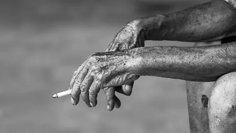 Persona mayor fumando Persona mayor fumando