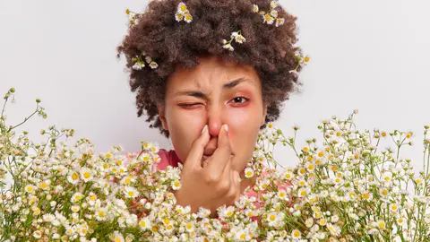 Mujer con alergia Mujer con alergia
