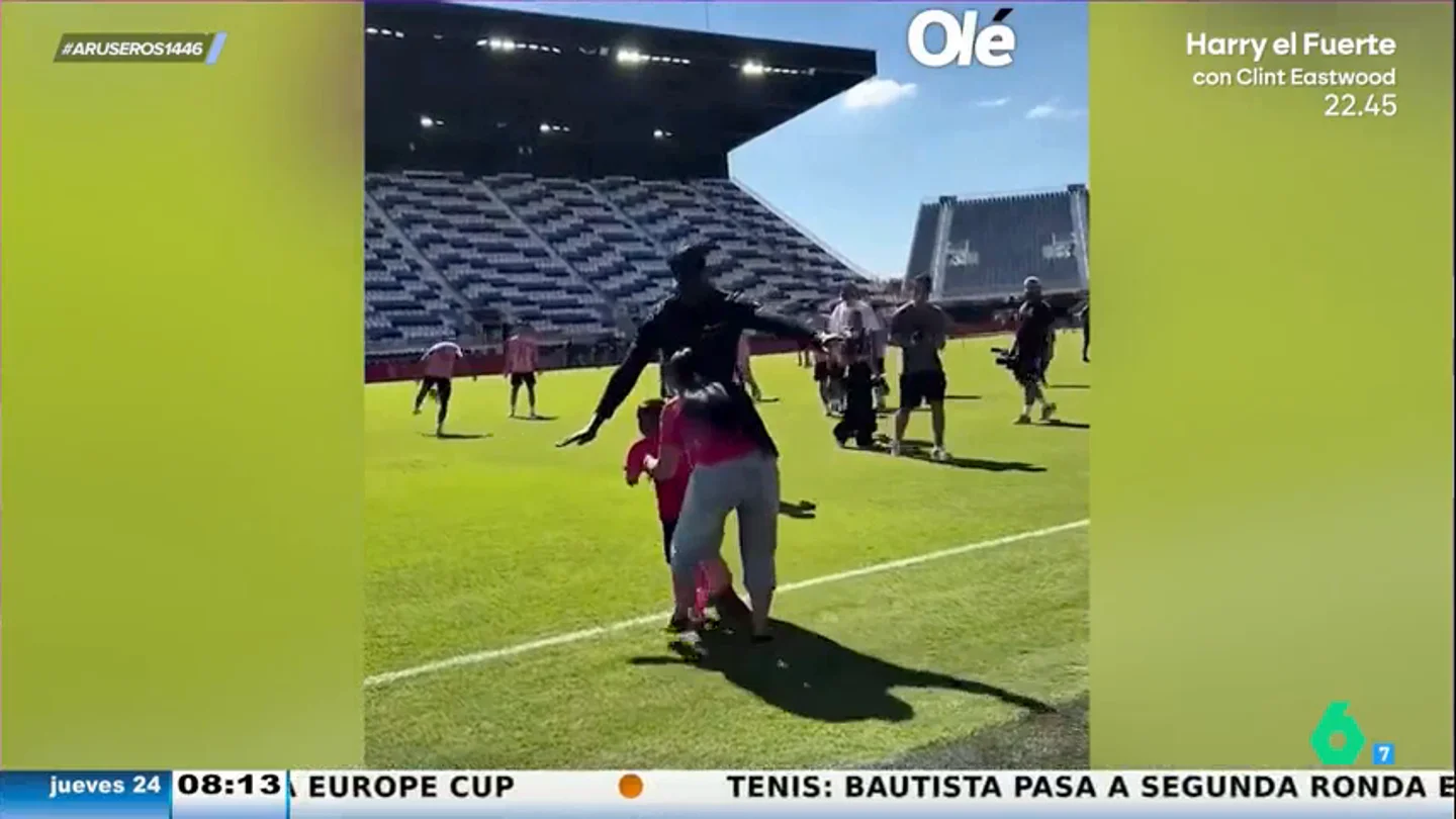 "¡Messi, quiero abrazarte!": el divertido momento en el que un niño esquiva al escolta del futbolista para cumplir su sueño "¡Messi, quiero abrazarte!": el divertido momento en el que un niño esquiva al escolta del futbolista para cumplir su sueño