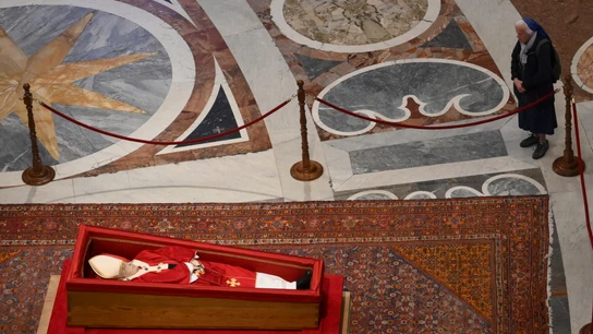 Sor Genevieve Jeanningros reza ante el féretro del papa Francisco Sor Genevieve Jeanningros reza ante el féretro del papa Francisco