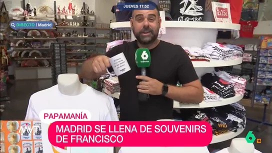 Javier Bastida descubre una tienda de souvenirs del papa Francisco en Madrid: "Hay camisetas, tazas o posavasos" El reportero ha curioseado en el establecimiento que cuenta con diferentes objetos que tienen al sumo pontífice como protagonista. Bastida ha escogido una de las tazas y, como ha anunciado, la comprará para la redacción de Más Vale Tarde.