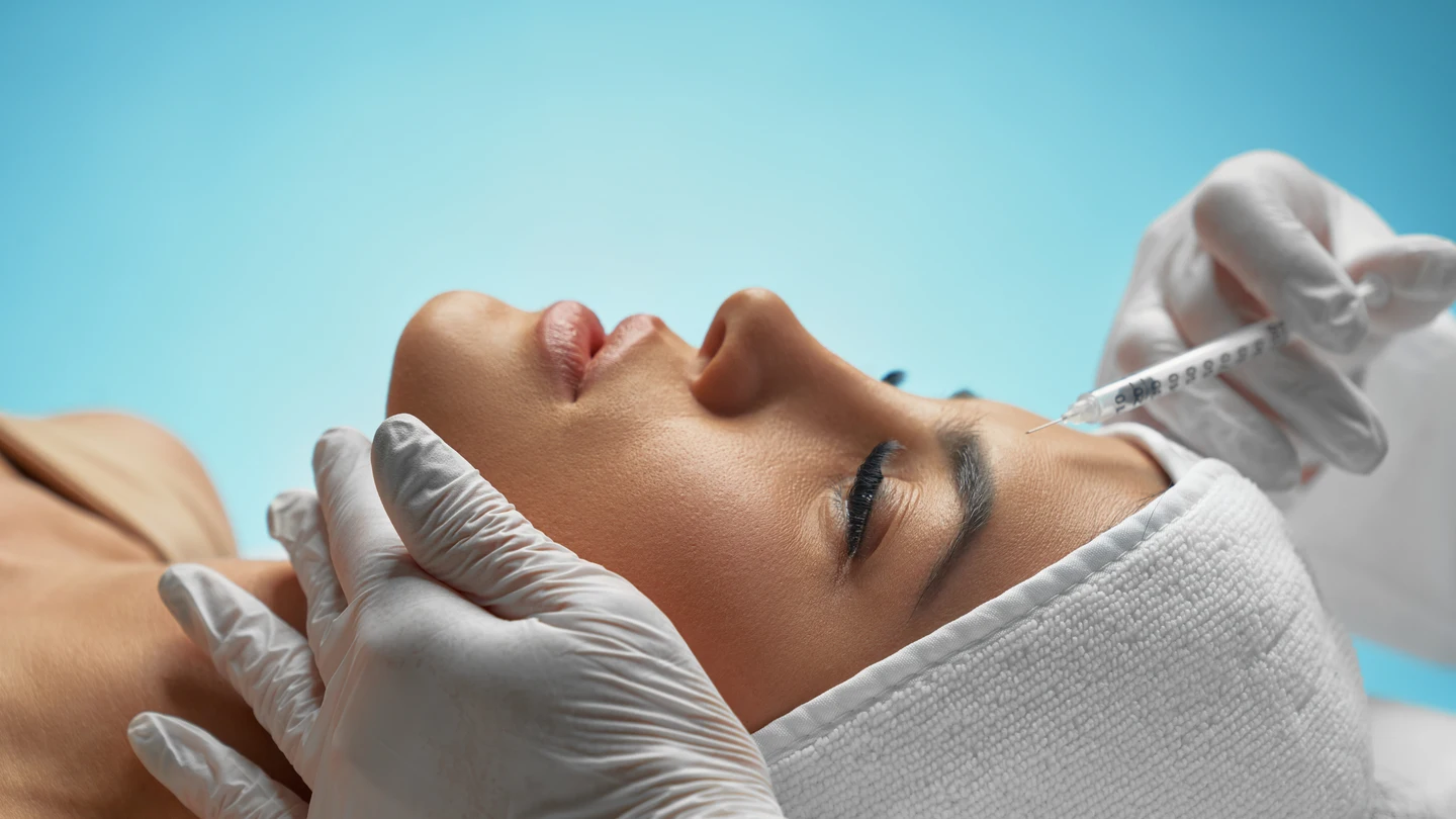 Inyección de botox cosmético en una chica. Inyección de botox cosmético en una chica.
