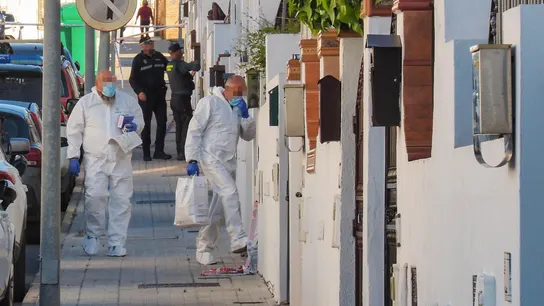 Efectivos de criminalística de la Guardia Civil investigan el caso de la mujer fallecida. Efectivos de criminalística de la Guardia Civil investigan el caso de la mujer fallecida.