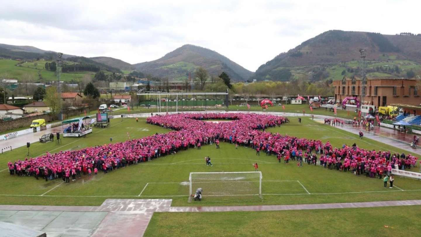 Lazo humano contra el cáncer en la localidad cántabro de Los Corrales de Buelna. Lazo humano contra el cáncer en la localidad cántabro de Los Corrales de Buelna.