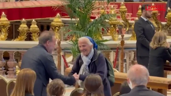 Captura del vídeo en el que aparece sor Geneviève, la monja amiga del papa Francisco, visitando de nuevo el féretro en el segundo día de capilla ardiente Captura del vídeo en el que aparece sor Geneviève, la monja amiga del papa Francisco, visitando de nuevo el féretro en el segundo día de capilla ardiente