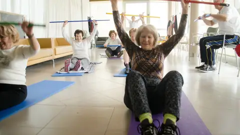 Mujeres mayores haciendo ejercicio físico Mujeres mayores haciendo ejercicio físico