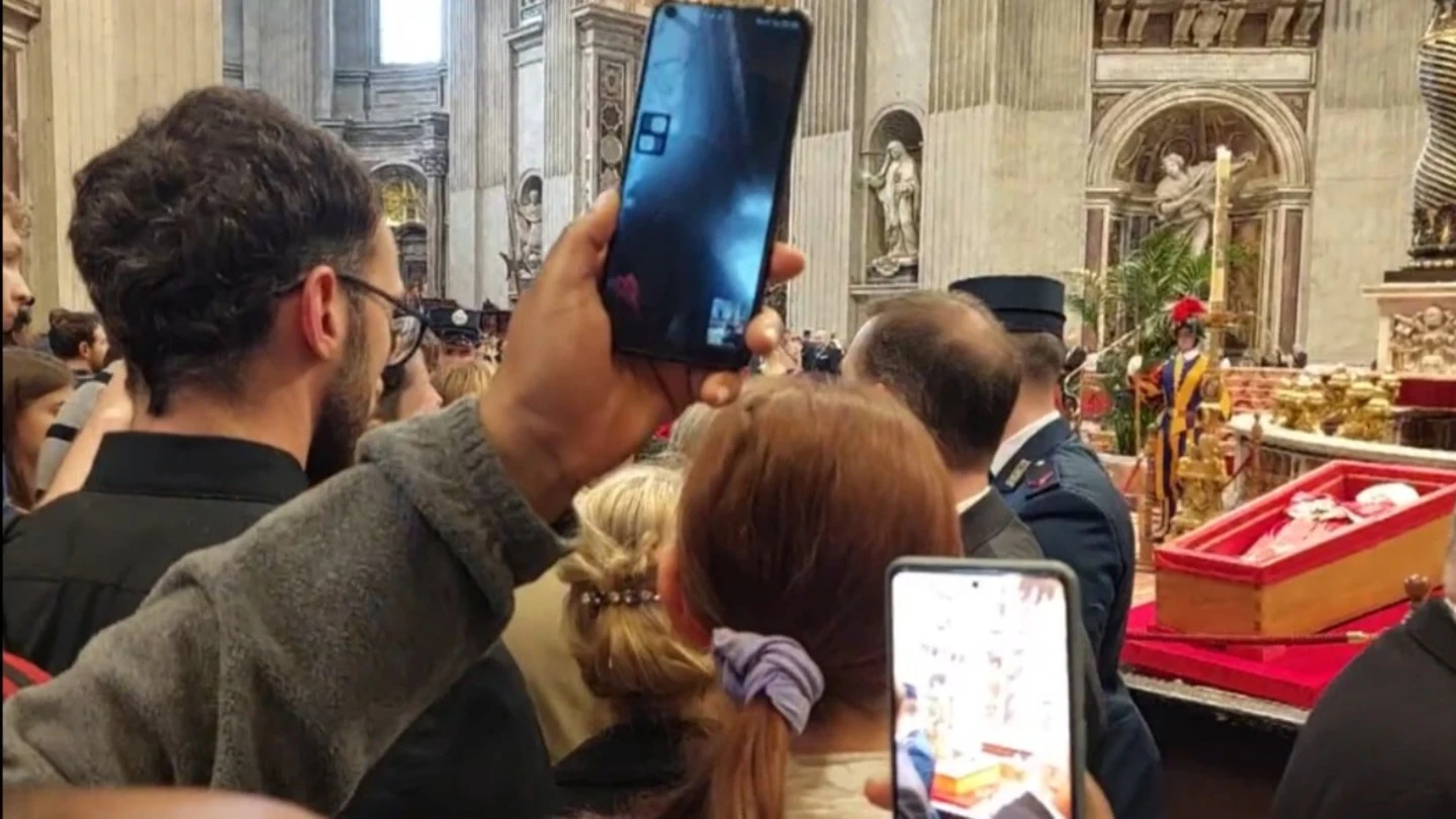 Indignación en el Vaticano por los selfies de los fieles con el féretro del papa Francisco Indignación en el Vaticano por los selfies de los fieles con el féretro del papa Francisco