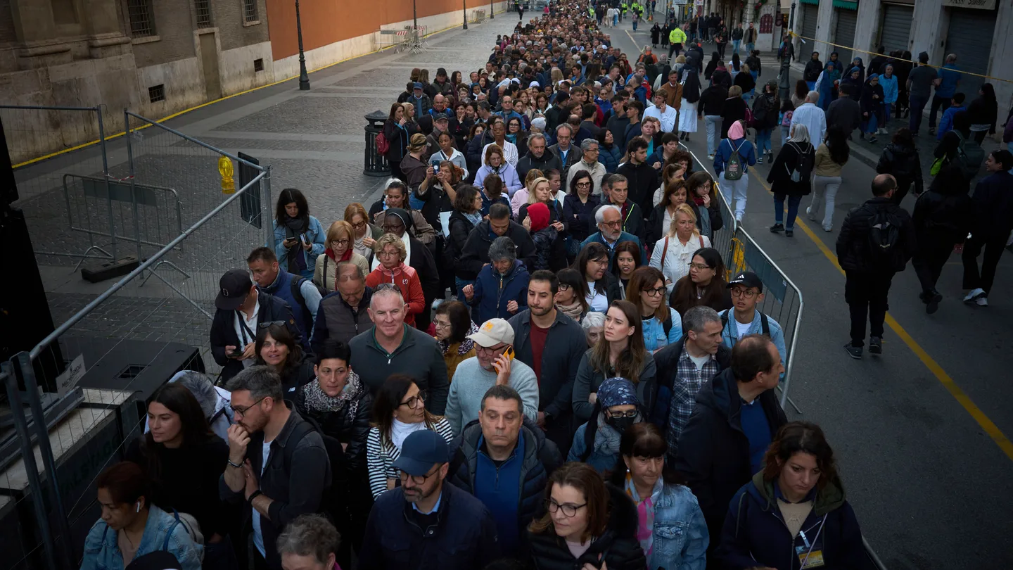 Decenas de personas haciendo cola para acudir a la capilla ardiente del papa Francisco, en el Vaticano Decenas de personas haciendo cola para acudir a la capilla ardiente del papa Francisco, en el Vaticano