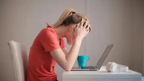 Mujer estresada Mujer estresada