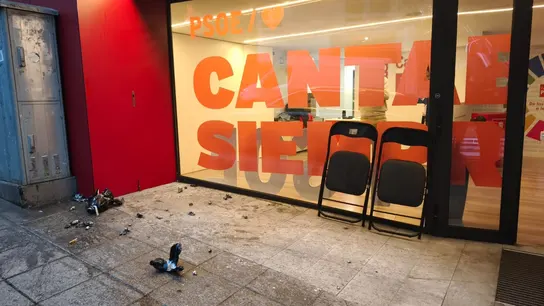 Un encapuchado lanza dos artefactos explosivos al interior de la sede del PSOE de Cantabria durante un acto Un encapuchado lanza dos artefactos explosivos al interior de la sede del PSOE de Cantabria durante un acto