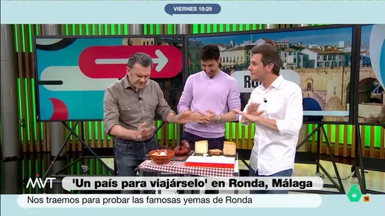 Iñaki López se niega a compartir los productos de Ronda que ha traído Luis Calero: "Me dejas el Belén tal cual en mi camerino" El reportero ha viajado hasta Ronda de donde ha traído una selección de embutidos rondeños así como unos dulces llamados yemas del tajo.