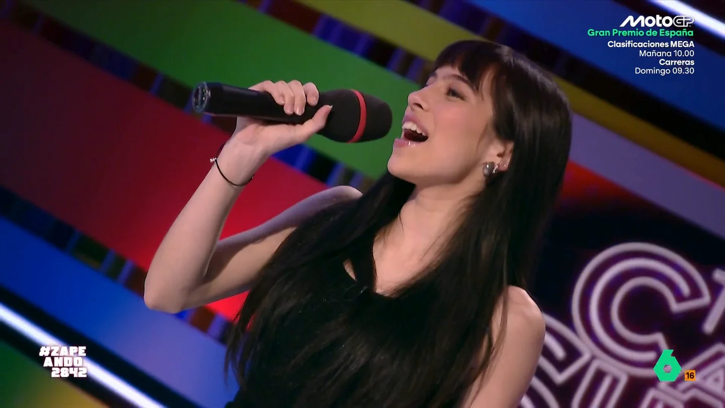 Melani y Cristina Pedroche cantan 'Esa Diva' de Melody: "Ya sabemos cómo sonará en Eurovisión y en un karaoke" La artista, que fue la representante de España en el Festival de Eurovisión Junior en el año 2019, acepta el reto de Zapeando canta un fragmento de la canción. Algo que también ha querido hacer la zapeadora.