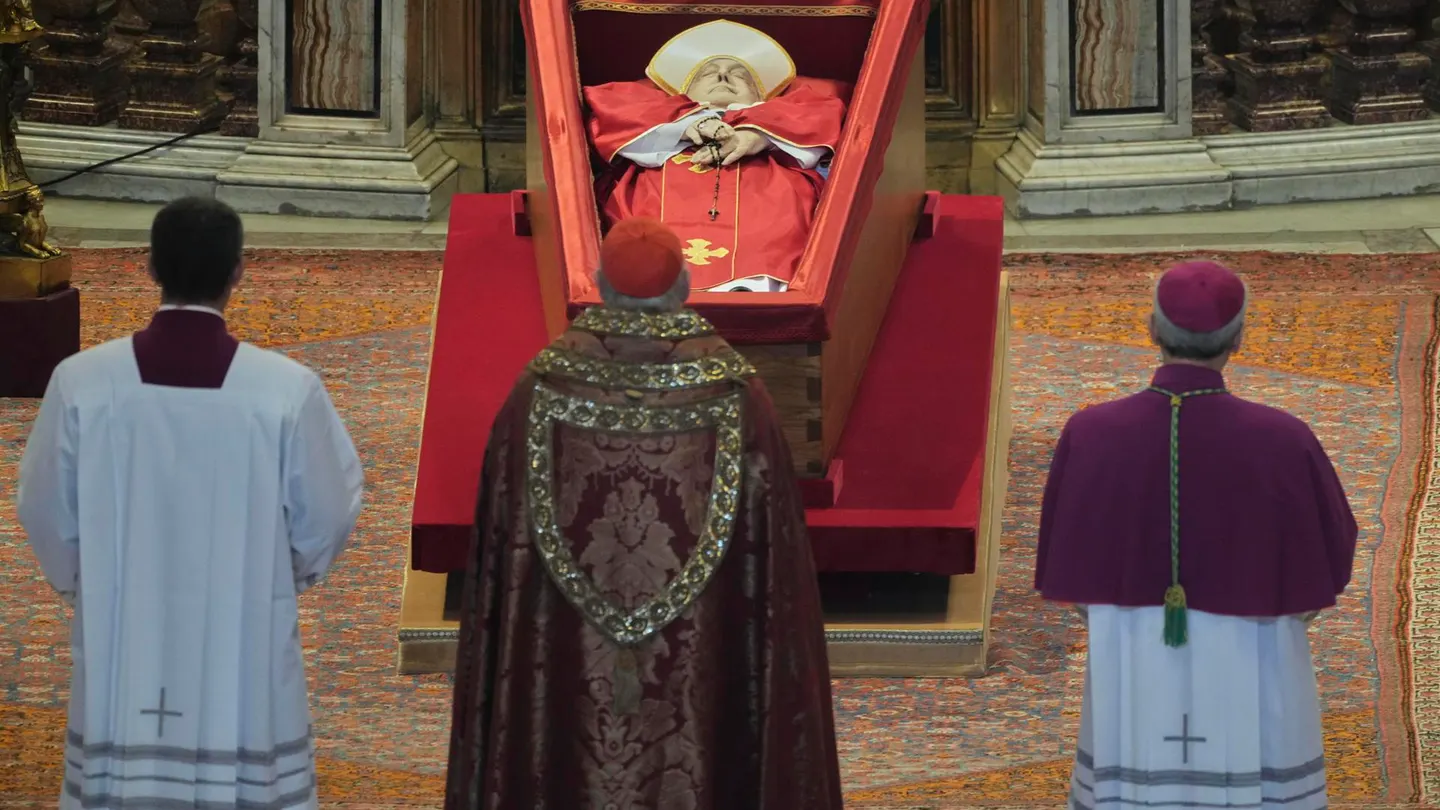 El cardenal camarlengo Kevin Joseph Farrell observa el cuerpo del papa Francisco El cardenal camarlengo Kevin Joseph Farrell observa el cuerpo del papa Francisco