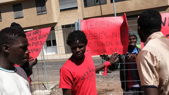Un grupo de personas migrantes acogidos en un centro de Santa Cruz de Tenerife se reúnen este jueves fuera de sus instalaciones para protestar por lo la gestión que realiza Cruz Roja. Un grupo de personas migrantes acogidos en un centro de Santa Cruz de Tenerife se reúnen este jueves fuera de sus instalaciones para protestar por lo la gestión que realiza Cruz Roja.