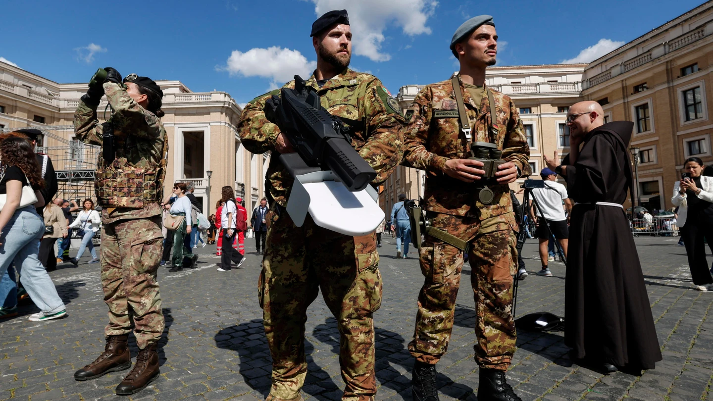 Miembros de las Fuerzas Armadas de Italia, en el operativo de seguridad del Vaticano tras la muerte del papa Francisco Miembros de las Fuerzas Armadas de Italia, en el operativo de seguridad del Vaticano tras la muerte del papa Francisco