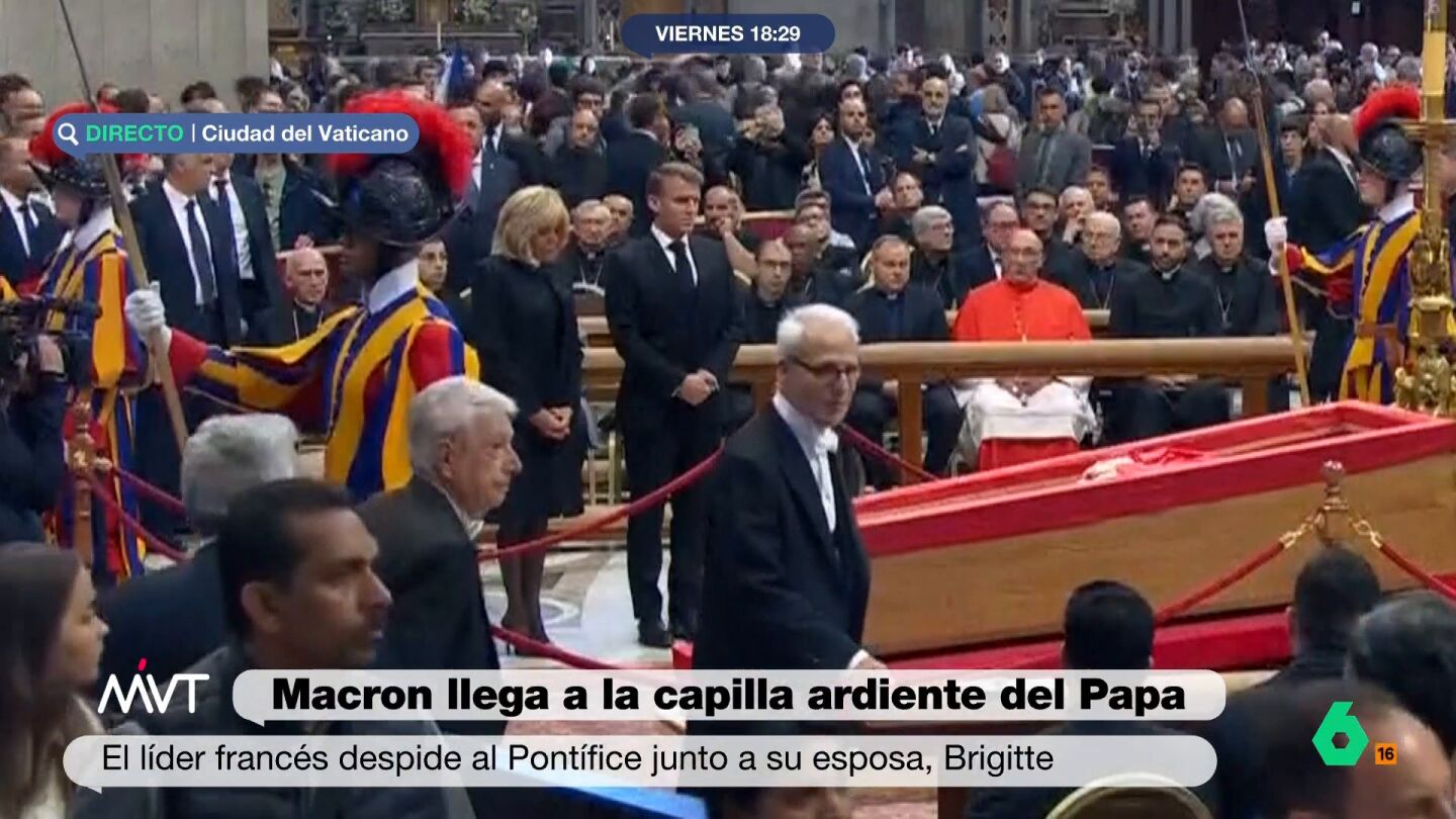 Macron y su esposa dan el último adiós al papa Francisco 