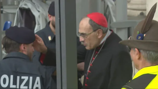 Un cardenal logra entrar en la capilla ardiente del papa Francisco a cambio de dar su bendición a un policía Un cardenal logra entrar en la capilla ardiente del papa Francisco a cambio de dar su bendición a un policía