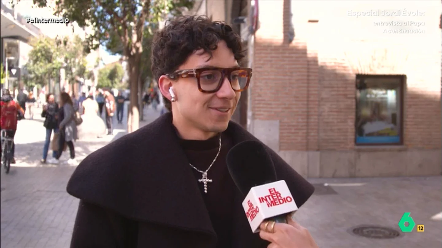 Un chico confiesa que cuando come en casa solo toma cereales: "Soy una persona muy sencilla" ¿Los españoles cada vez cocinan menos? El Intermedio ha salido a la calle para descubrir si la gente suele cocinar en casa o prefieren comer en restaurantes o consumir comida precocinada.