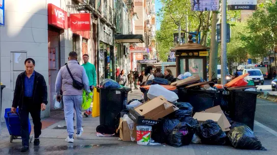 Aspecto de la calle Bravo Murillo en Madrid a consecuencia de la huelga de basuras. Aspecto de la calle Bravo Murillo en Madrid a consecuencia de la huelga de basuras.