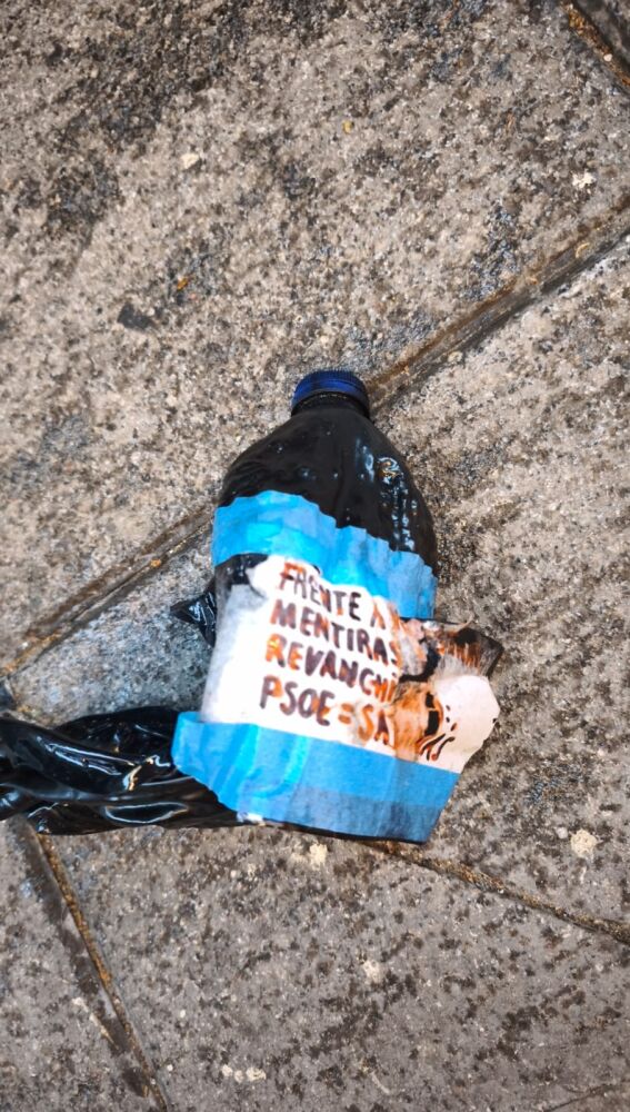Un encapuchado lanza dos explosivos en la sede del PSOE de Santander