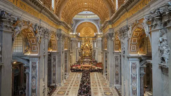 La gente hace fila para ver el féretro del papa Francisco en la Basílica de San Pedro. La gente hace fila para ver el féretro del papa Francisco en la Basílica de San Pedro.