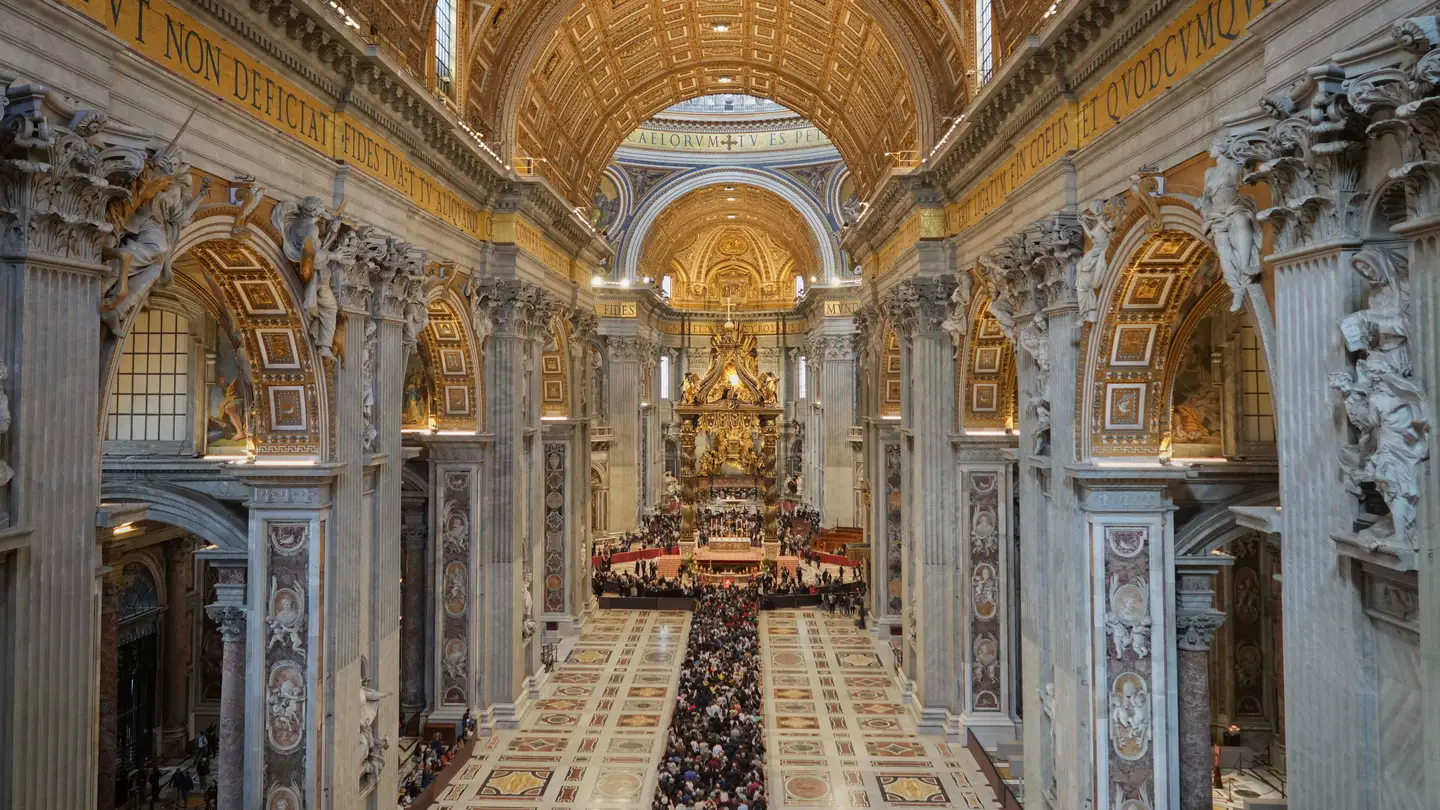 La gente hace fila para ver el féretro del papa Francisco en la Basílica de San Pedro. La gente hace fila para ver el féretro del papa Francisco en la Basílica de San Pedro.