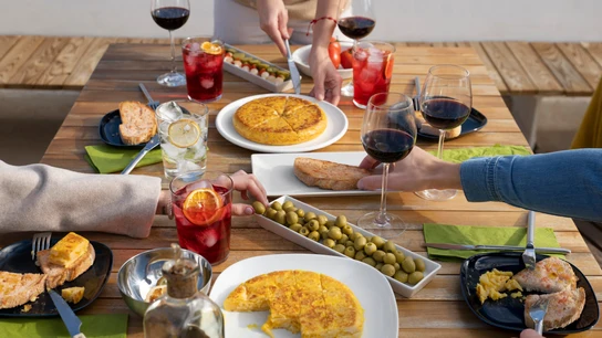 Unas personas disfrutando de una comida. Unas personas disfrutando de una comida.