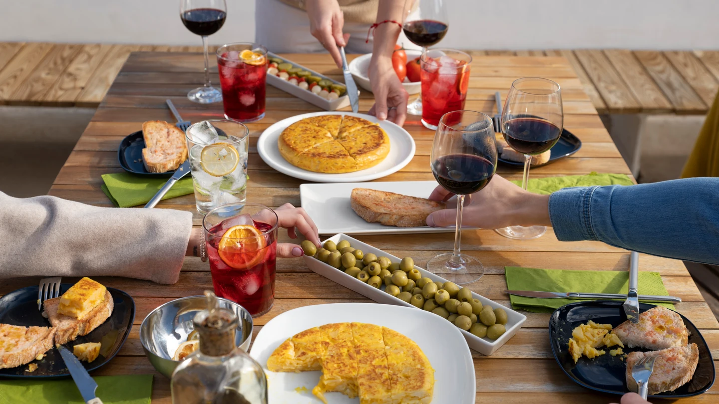 Unas personas disfrutando de una comida. Unas personas disfrutando de una comida.