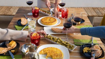 Unas personas disfrutando de una comida. 