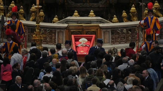 Personas visitando el féretro del papa Francisco Personas visitando el féretro del papa Francisco