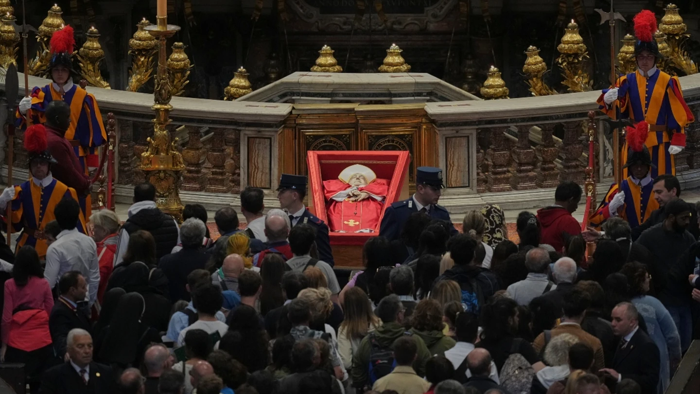 Personas visitando el féretro del papa Francisco Personas visitando el féretro del papa Francisco