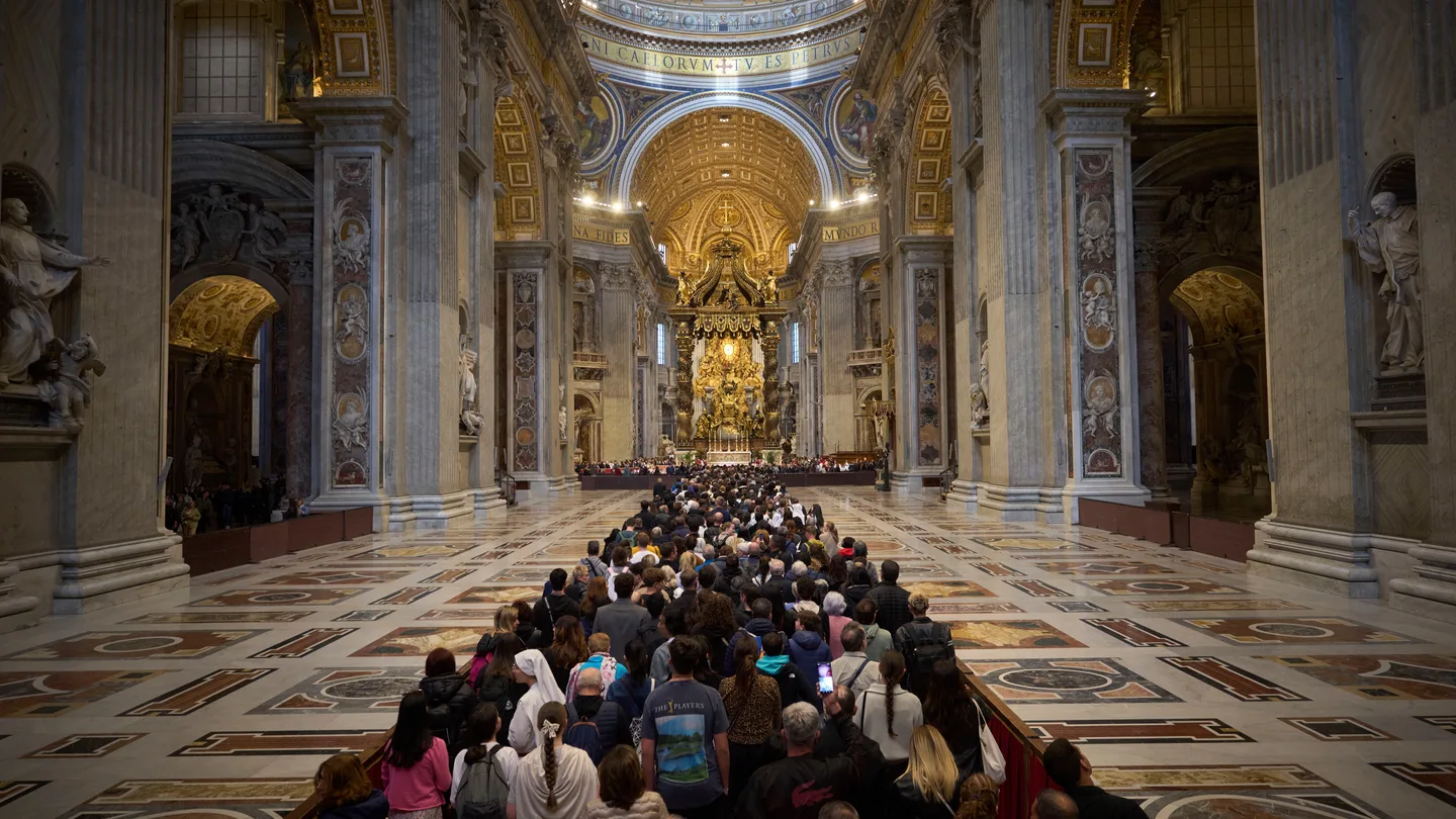 Una fila de gente esperando para presentar sus respetos ante el féretro del papa Francisco Una fila de gente esperando para presentar sus respetos ante el féretro del papa Francisco