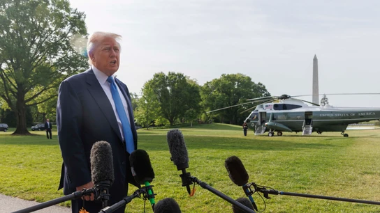 Trump presume de sus primeros 100 días en el poder: "Estoy haciendo justo lo que prometí" Donald Trump habla con la prensa antes de partir de la Casa Blanca hacia Roma.
