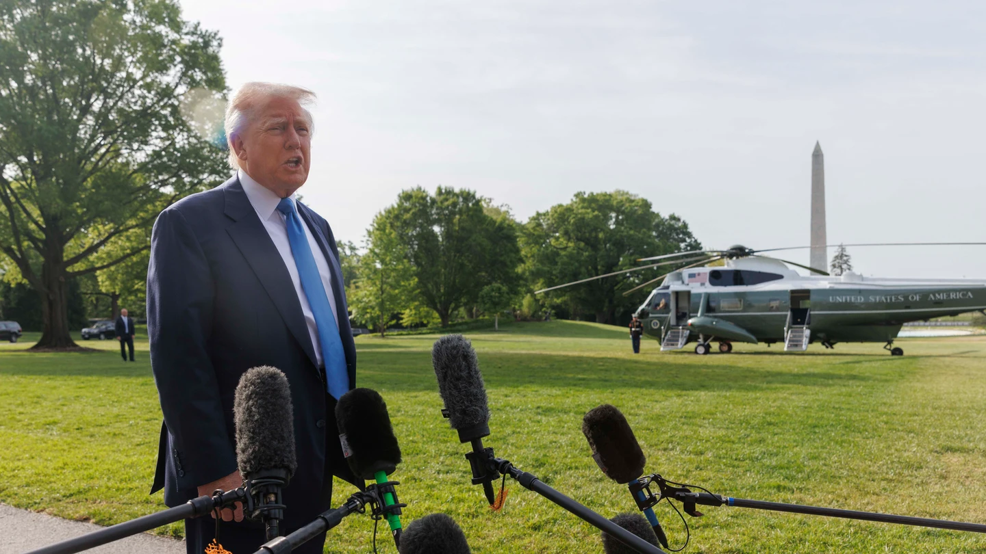 Trump presume de sus primeros 100 días en el poder: "Estoy haciendo justo lo que prometí" Donald Trump habla con la prensa antes de partir de la Casa Blanca hacia Roma.