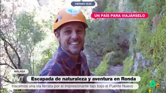 Luis Calero se enfrenta a una vía ferrata en Ronda: "Y yo que pensaba que venía a dar un paseo" El reportero lleva a cabo un 'paseo vertical' a través de una via ferrata por el impresionante tajo bajo el Puente Nuevo de esta localidad malagueña. No te pierdas su ascenso en el vídeo principal.