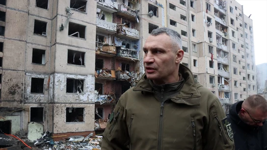 El alcalde de Kiev, Vitali Klitschko, habla con la prensa frente a un edificio residencial en el distrito de Solomianskyi El alcalde de Kiev, Vitali Klitschko, habla con la prensa frente a un edificio residencial en el distrito de Solomianskyi