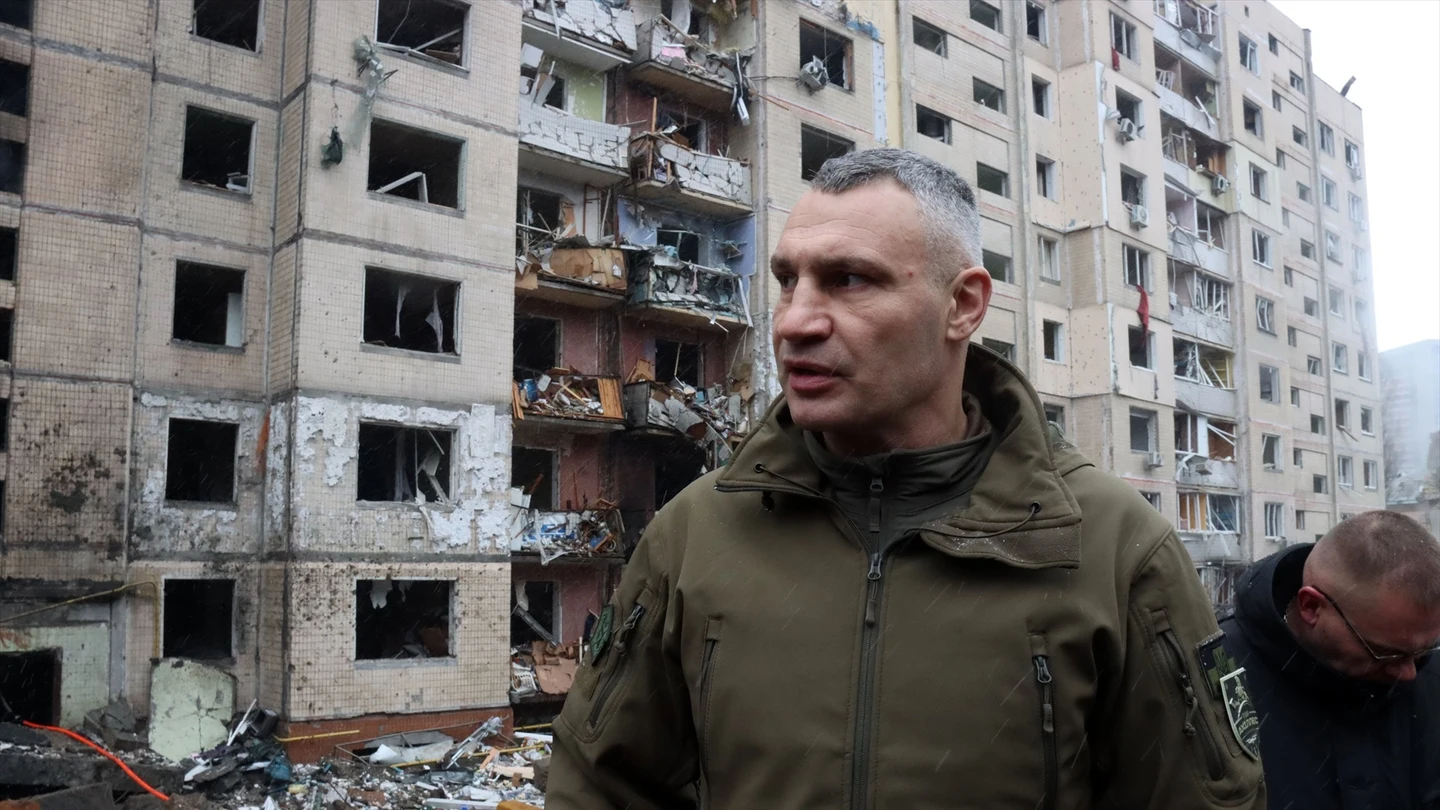 El alcalde de Kiev, Vitali Klitschko, habla con la prensa frente a un edificio residencial en el distrito de Solomianskyi El alcalde de Kiev, Vitali Klitschko, habla con la prensa frente a un edificio residencial en el distrito de Solomianskyi