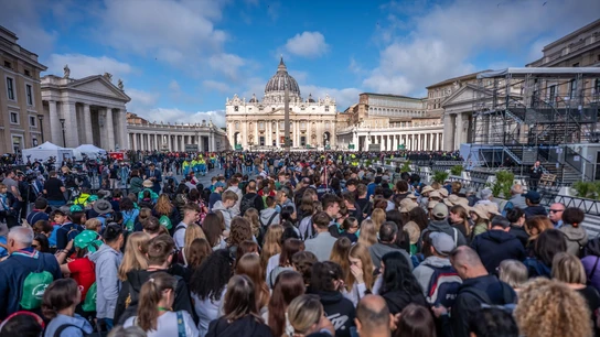 Fieles y religiosos acuden a los exequios en el Vaticano para conmemorar al papa Francisco tras su muerte. Fieles y religiosos acuden a los exequios en el Vaticano para conmemorar al papa Francisco tras su muerte.