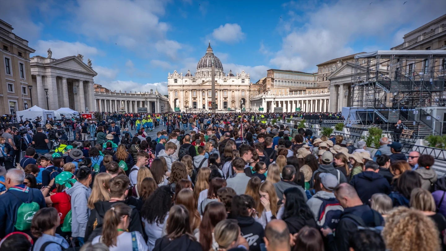Fieles y religiosos acuden a los exequios en el Vaticano para conmemorar al papa Francisco tras su muerte. Fieles y religiosos acuden a los exequios en el Vaticano para conmemorar al papa Francisco tras su muerte.