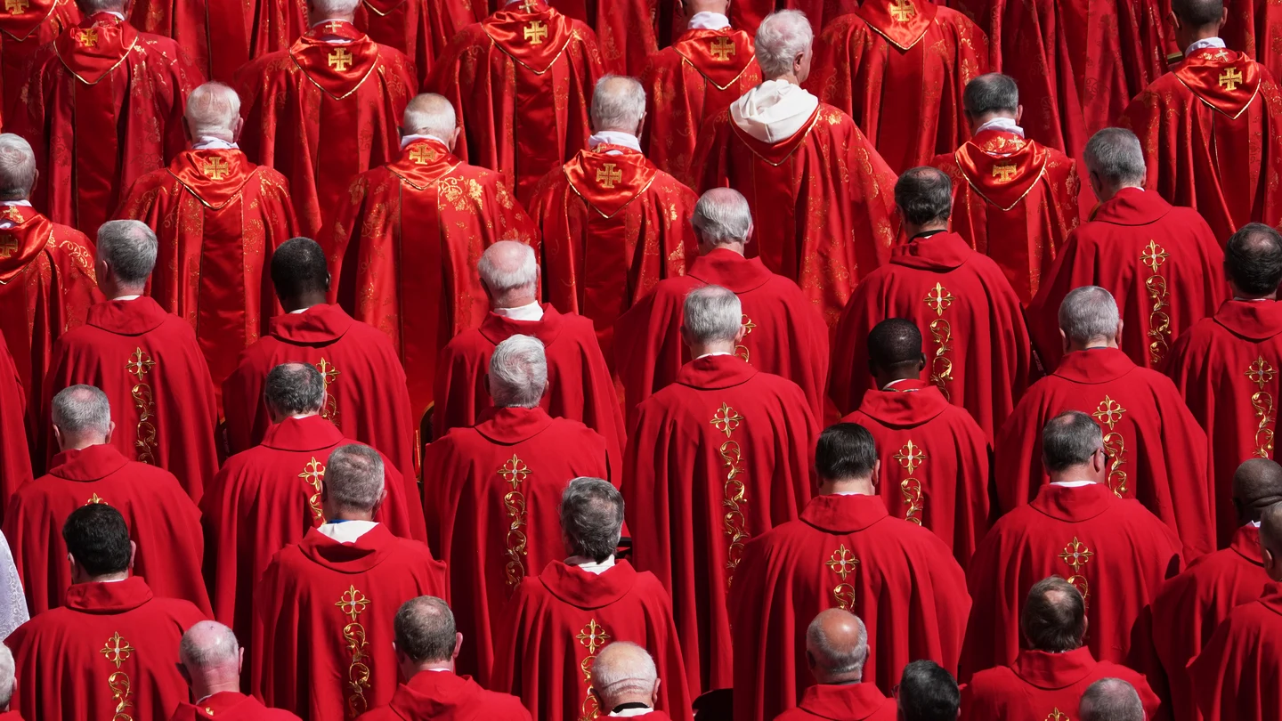 El clero en el funeral del papa Francisco en la plaza de San Pedro en el Vaticano. El clero en el funeral del papa Francisco en la plaza de San Pedro en el Vaticano.