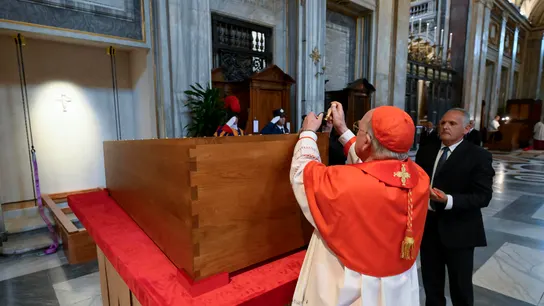 El Vaticano difunde las imágenes de cómo ha sido el entierro del papa Francisco en la basílica de Santa María la Mayor El Vaticano difunde las imágenes de cómo ha sido el entierro del papa Francisco en la basílica de Santa María la Mayor
