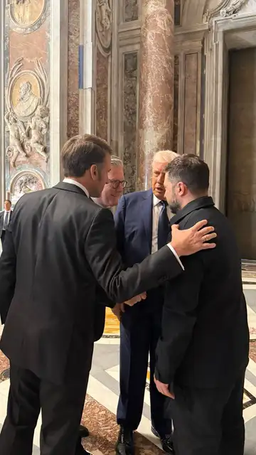 Emmanuel Macron, Volodímir Zelenski, Donald Trump y Keir Starmer en la basílica de San Pedro antes del funeral del papa Francisco Emmanuel Macron, Volodímir Zelenski, Donald Trump y Keir Starmer en la basílica de San Pedro antes del funeral del papa Francisco