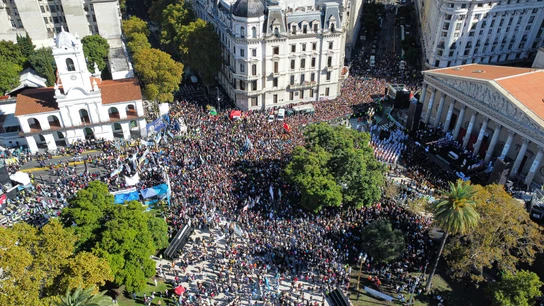 Fotografía aérea de decenas de personas reunidas en la Plaza de Mayo de Buenos Aires para la misa en conmemoración del papa Francisco Fotografía aérea de decenas de personas reunidas en la Plaza de Mayo de Buenos Aires para la misa en conmemoración del papa Francisco