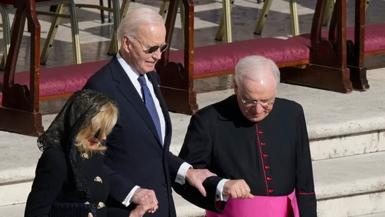 Joe Biden, llega al funeral del papa Francisco junto a su esposa. El expresidente de Estados Unidos, Joe Biden, llega al funeral del papa Francisco junto a su esposa.