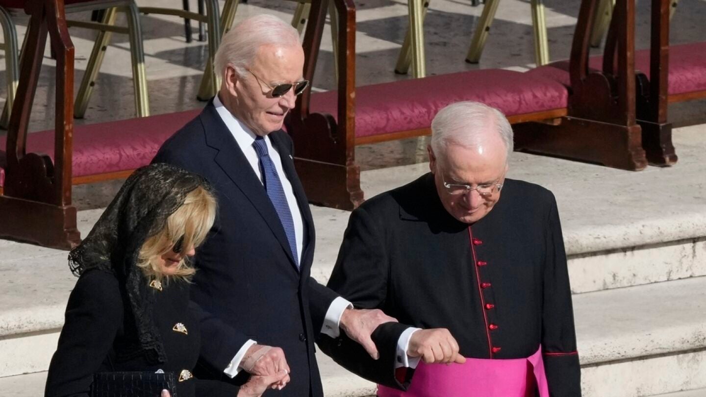 El expresidente de Estados Unidos, Joe Biden, llega al funeral del papa Francisco junto a su esposa.